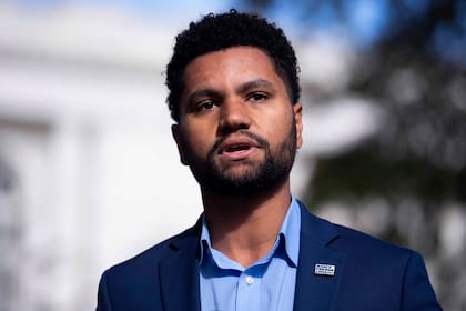 El legislador Maxwell Frost propuso otorgarle la ciudadanía estadounidense a todos los inmigrantes indocumentados en EE.UU.