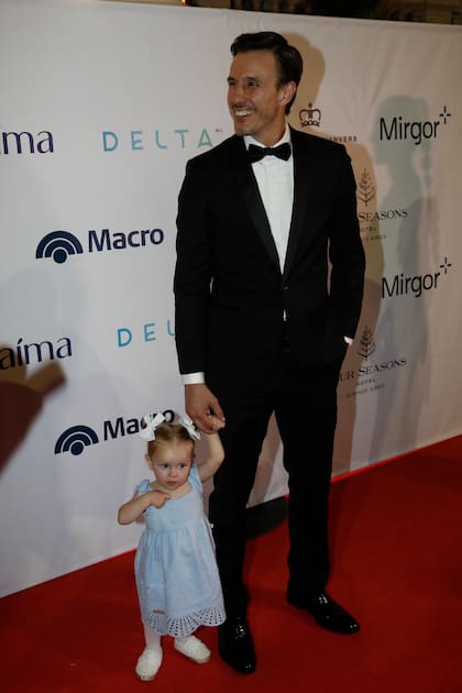 El legislador Roberto García Moritán y su hija menor, Ana, en la gala organizada por Pampita a beneficio de la Fundación Asociar. "Sos un ejemplo para todos nosotros, de esfuerzo y de mérito", le dijo Roberto a Pampita por esta primera gala de Asociar.