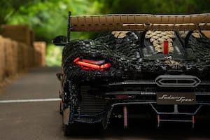 Construyeron un auto con más de 300.000 piezas de Lego que funciona y supera los 100 km/h