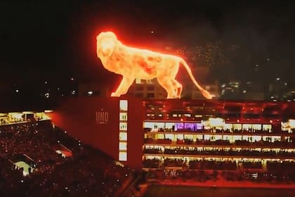 El León de Fuego causó furor en la inauguración del estadio del Pincha