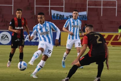 El Leonel de Racing, Miranda, contra un ex Leonel de Independiente, Galeano, en el 3-1 que Melgar asestó a Racing en Arequipa; la Academia y el club peruano son los que tienen aún posibilidades de clasificarse por el grupo B de la Copa Sudamericana.