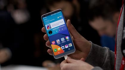 El LG G6 integra una pantalla de 5,7 pulgadas en el cuerpo de un smartphone de 5,2 pulgadas tradicionales