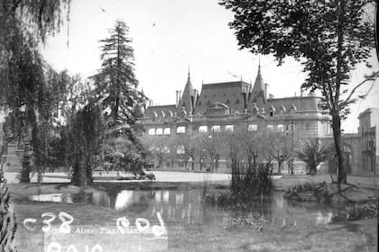 El lgo de la Plaza San Martín, con el Palacio Paz al fondo