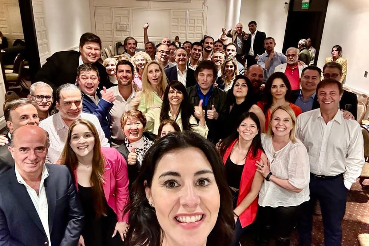 El libertario rodeado por sus diputados y senadores nacionales electos, en el Hotel Libertador