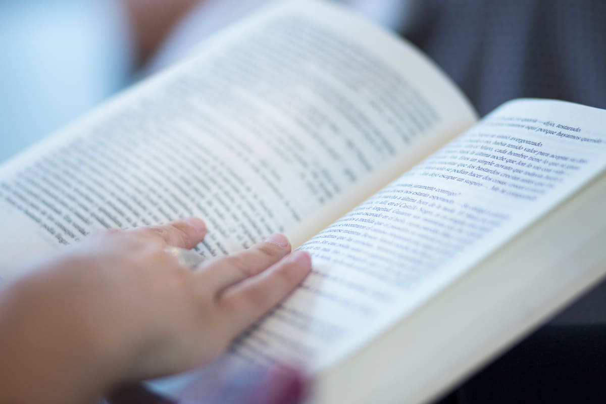 El libro conduce desde las tinieblas a la luz, el libro ilumina la mente, es la memoria del hombre, simboliza la libertad de expresión
