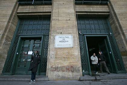 El libro consta de 14 capítulos escritos por distinguidos profesionales de la medicina