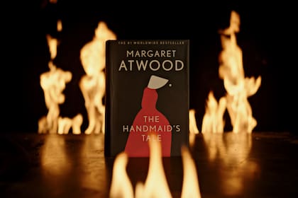 El libro de Margaret Atwood volvió a surgir en los temas de conversación luego de la anulación del fallo Roe vs. Wade