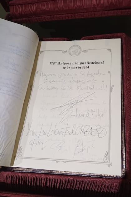 El "Libro de oro", con la firma del presidente Javier Milei