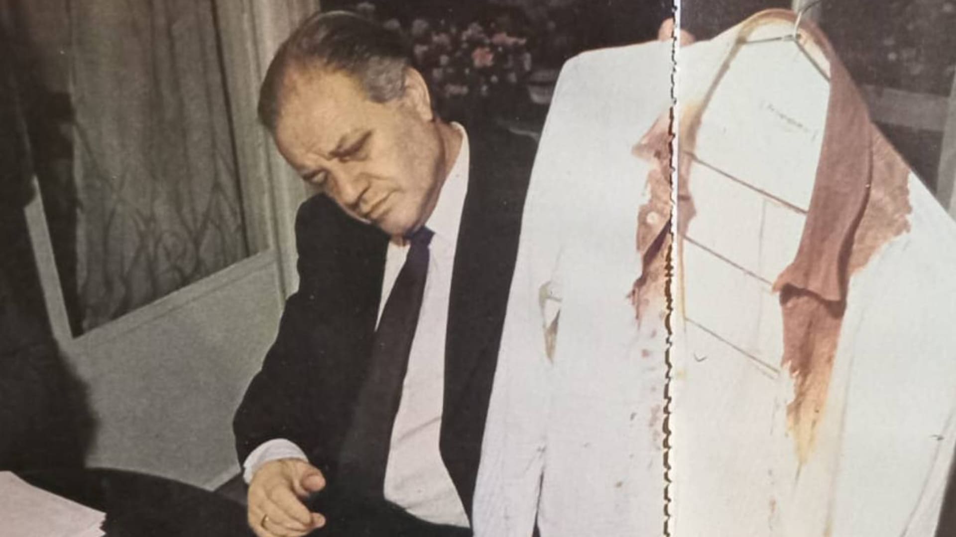 Kelly muestra la camisa tal como quedó después de su secuestro, donde fue sometido a golpes de puño y culatazos