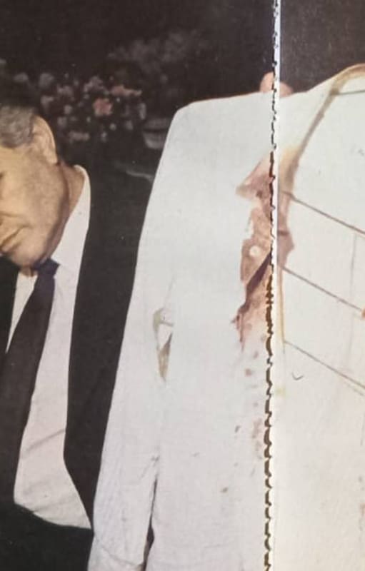 Kelly muestra la camisa tal como quedó después de su secuestro, donde fue sometido a golpes de puño y culatazos