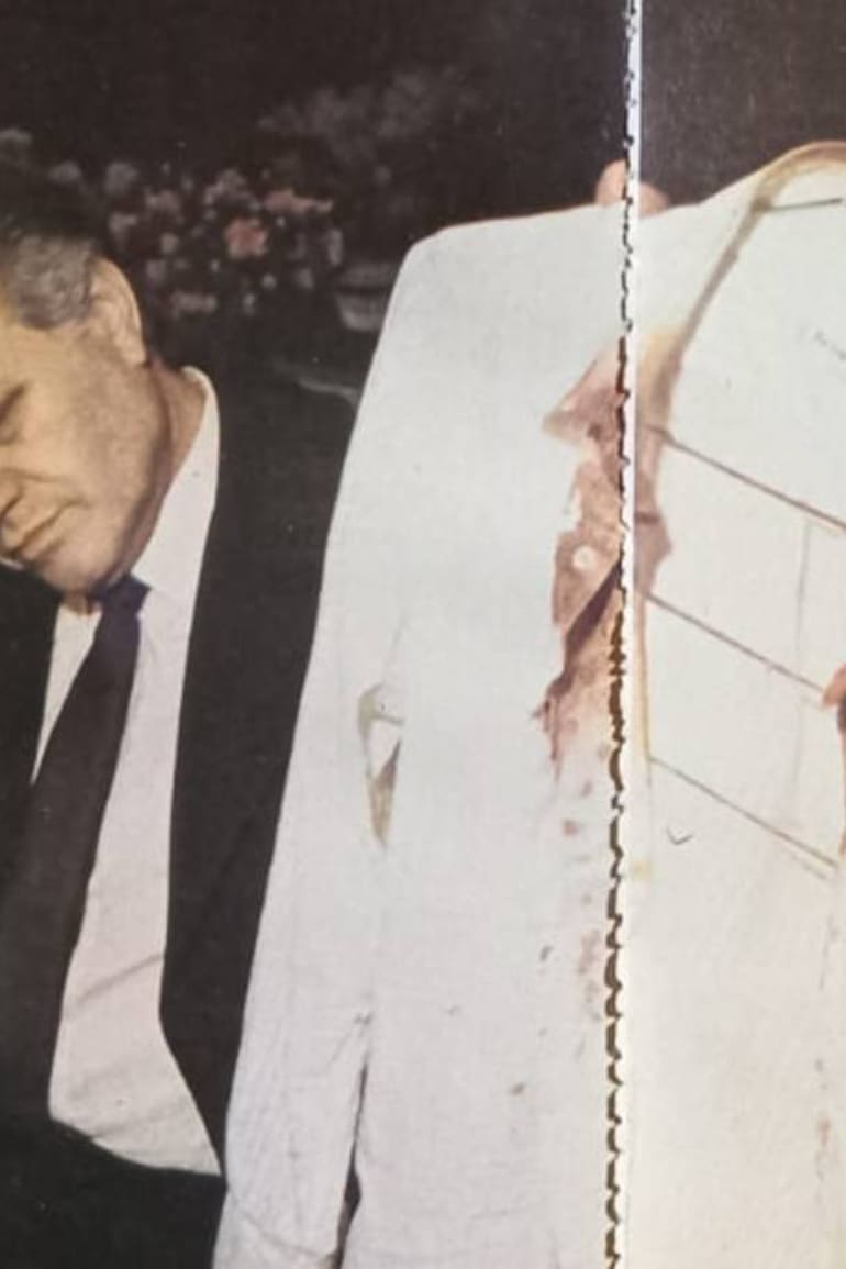 Kelly muestra la camisa tal como quedó después de su secuestro, donde fue sometido a golpes de puño y culatazos