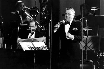 El libro Operación Sinatra revela la trama política y económica de la visita de La Voz a la Argentina, en agosto de 1981, recordada por su presencia glamorosa, pero también por el descalabro económico que generó en los productores –entre ellos, Palito Ortega– y por una sospecha: ¿viajó como enviado