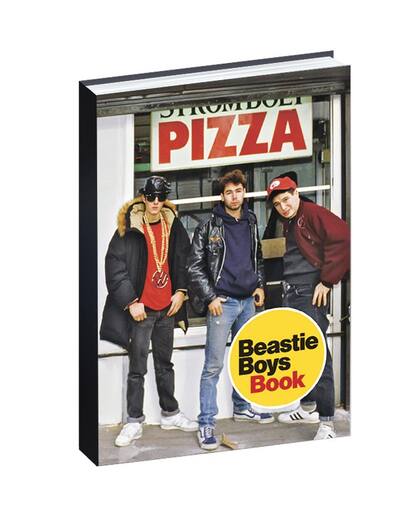 El libro reúne docenas de episodios contados en primera persona, fotos, historietas, recetas y testimonios de invitados como Amy Poehler y el autor Luc Sante