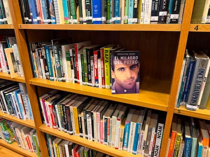El libro sobre Juan Martín del Potro, del periodista de LA NACION Sebastián Torok, en la biblioteca del All England