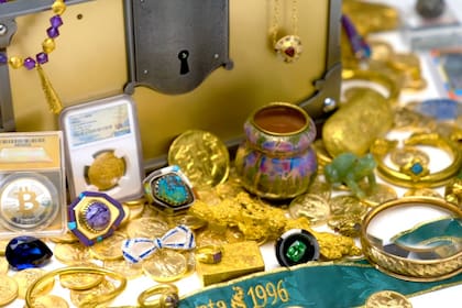 El libro "There's Treasure Inside" ofrece todas las pistas necesarias para localizar los cinco cofres