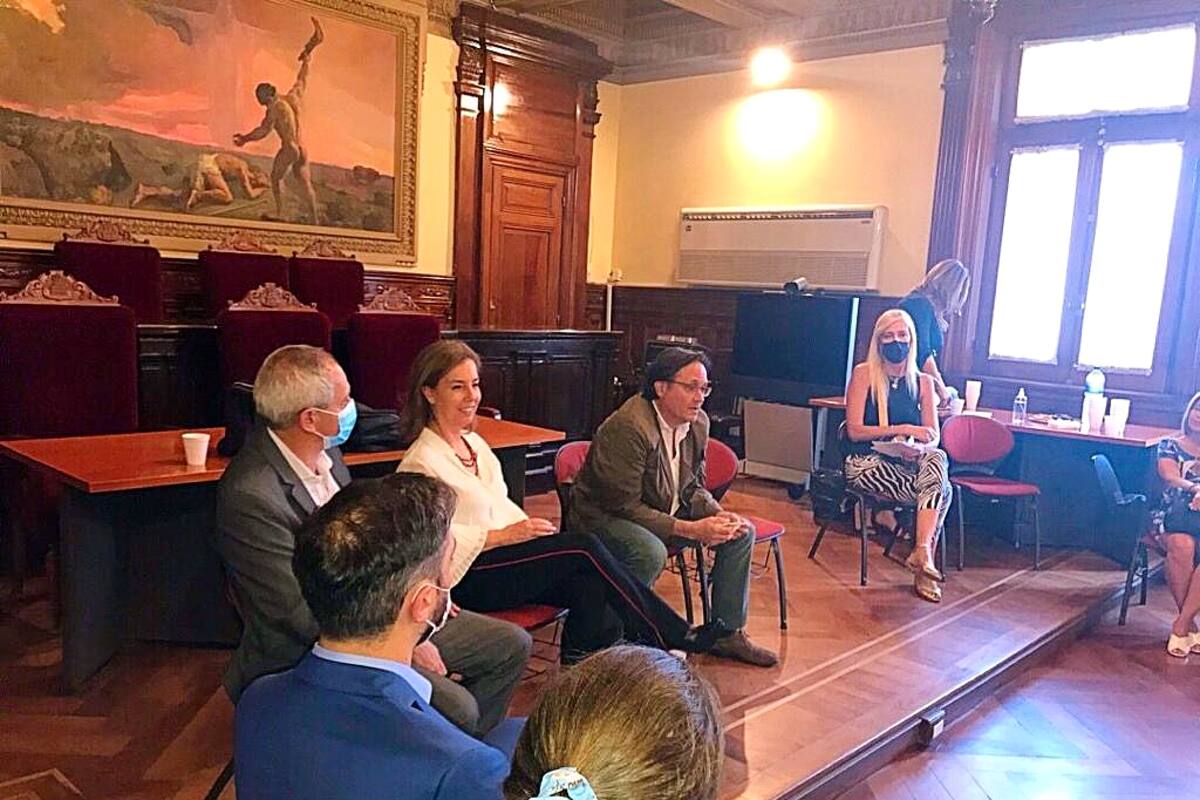 El licenciado en Derecho español Raúl Calvo Soler (en el centro) explica a funcionarios judiciales y del poder Ejecutivo de Córdoba el programa de Justicia Juvenil Restaurativa que regirá en Córdoba desde el martes 22 de marzo