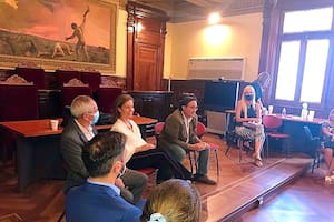El licenciado en Derecho español Raúl Calvo Soler (en el centro) explica a funcionarios judiciales y del poder Ejecutivo de Córdoba el programa de Justicia Juvenil Restaurativa que regirá en Córdoba desde el martes 22 de marzo