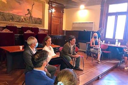 El licenciado en Derecho español Raúl Calvo Soler (en el centro) explica a funcionarios judiciales y del poder Ejecutivo de Córdoba el programa de Justicia Juvenil Restaurativa que regirá en Córdoba desde el martes 22 de marzo