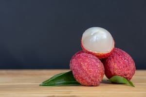El Lichi es una fruta tropical proveniente de un árbol que se encuentra en China y reconocida por sus múltiples beneficios para el ser humano