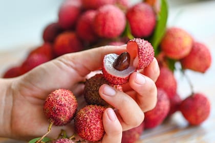 El lichi tiene múltiples propiedades, entre las que se destaca la vitamina C, clave para el sistema inmune