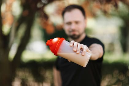 El licuado de avena, manzana y proteína, es el más efectivo para obtener masa muscular y cuidar el cuerpo, según los especialistas (imagen ilustrativa)