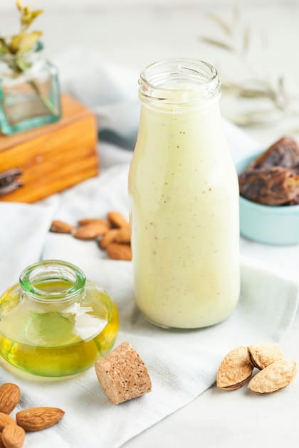 El licuado de banana y coco contiene una gran cantidad de nutrientes esenciales, antioxidantes y ácidos grasos esenciales