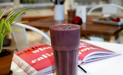 El licuado de ciruelas pasas es una forma deliciosa y funcional de mejorar la salud