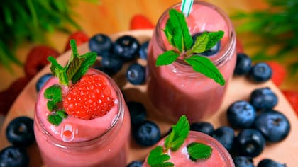 El licuado es simple de hacer: se debe mezclar en la batidora un puñado de los frutos junto con hielo y agua