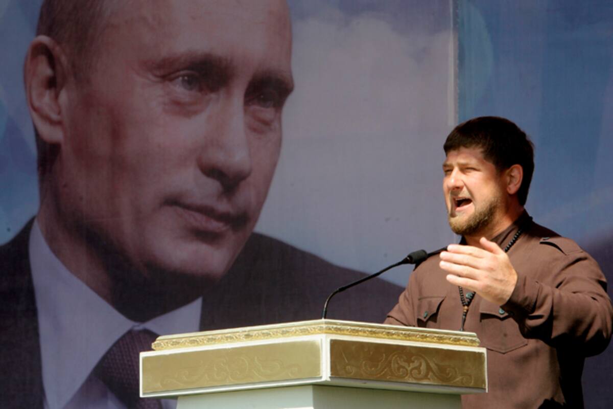 El líder checheno Ramzan Kadyrov, durante un discurso con la figura de Vladimir Putin de fondo