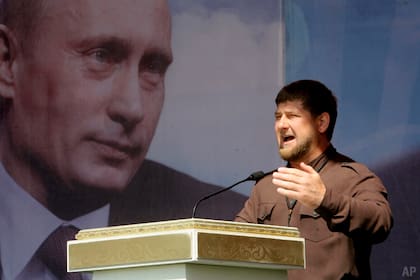 El líder checheno Ramzan Kadyrov, durante un discurso con la figura de Vladimir Putin de fondo