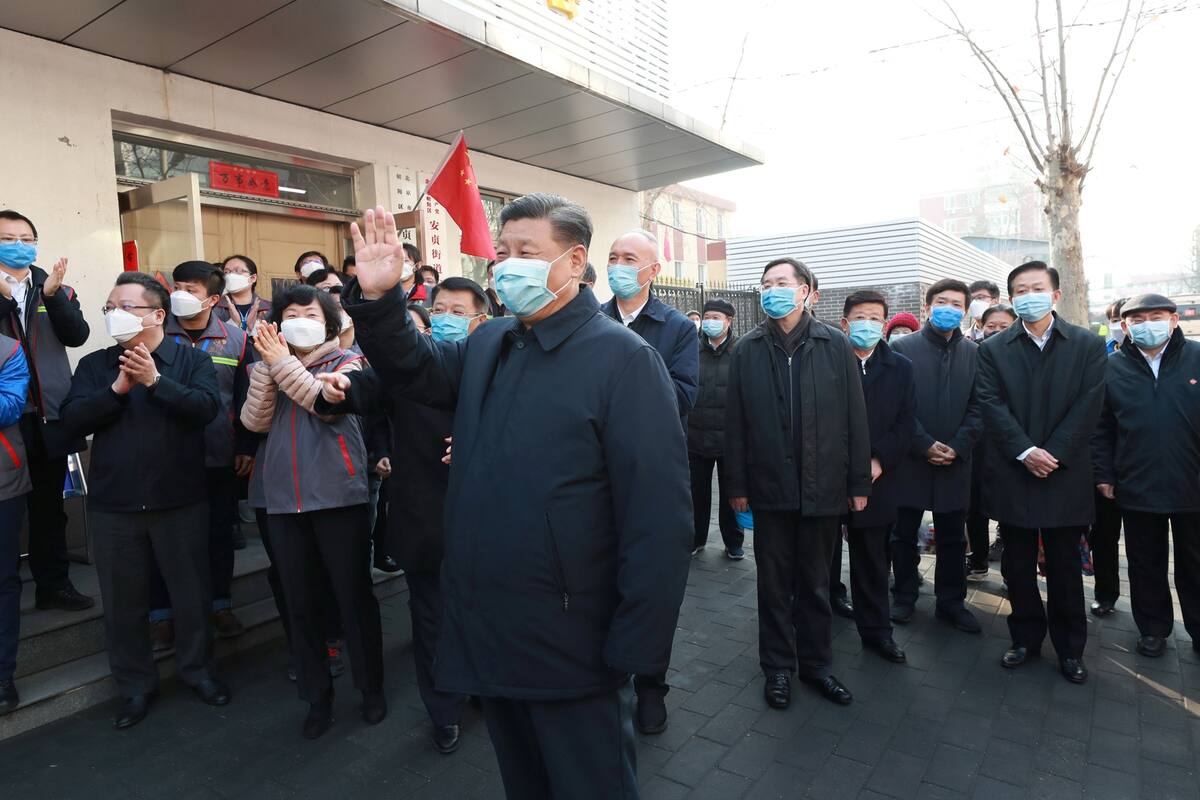 El líder chino visitó un hospital en Pekín luego de una marcada ausencia y llamó a tomar "medidas decisivas"; en 24 horas hubo 103 muertos y el total subió a 1011; los infectados son más de 40.000