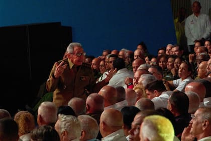 El líder cubano Raúl Castro pronuncia un discurso durante una gala para conmemorar el centenario del nacimiento de su hermano Fidel Castro, el jueves 13 de agosto de 2026, en el teatro Karl Marx de La Habana, Cuba.