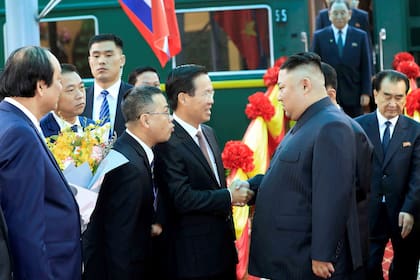 El líder de Corea del Norte fue recibido con flores y por sus guardaespaldas