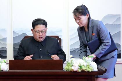 El líder de Corea del Norte Kim Jong Un firma el libro de visitas junto a su hermana Kim Yo Jong