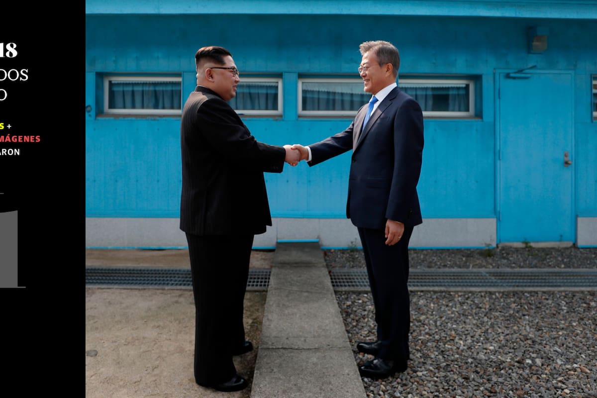 El líder de Corea del Norte Kim Jong Un le da la mano al Presidente de Corea del Sur, Moon Jae-in en la Línea de Demarcación Militar que divide a sus países antes de su cumbre por la tregua de Panmunjom el 27 de abril de 2018