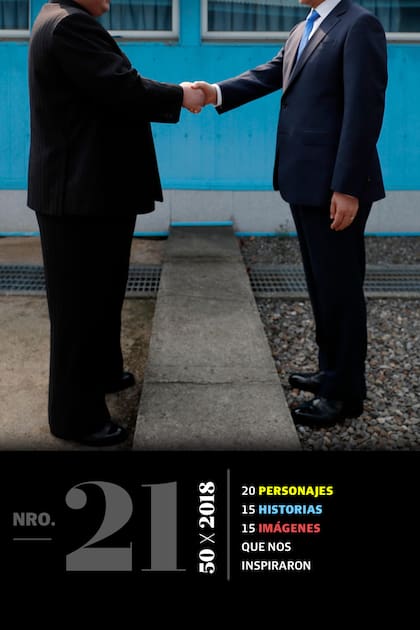 El líder de Corea del Norte Kim Jong Un le da la mano al Presidente de Corea del Sur, Moon Jae-in en la Línea de Demarcación Militar que divide a sus países antes de su cumbre por la tregua de Panmunjom el 27 de abril de 2018