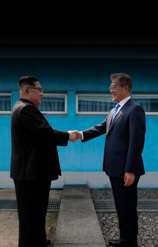 El líder de Corea del Norte Kim Jong Un le da la mano al Presidente de Corea del Sur, Moon Jae-in en la Línea de Demarcación Militar que divide a sus países antes de su cumbre por la tregua de Panmunjom el 27 de abril de 2018