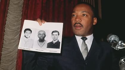 El líder de derechos civiles, el Dr. Martin Luther King, celebrando el anuncio de arrestos en conexión con el crimen. Calificó los arrestos como "primeros pasos hacia la justicia" y declaró que la acción del FBI "renovaba" su fe en la democracia