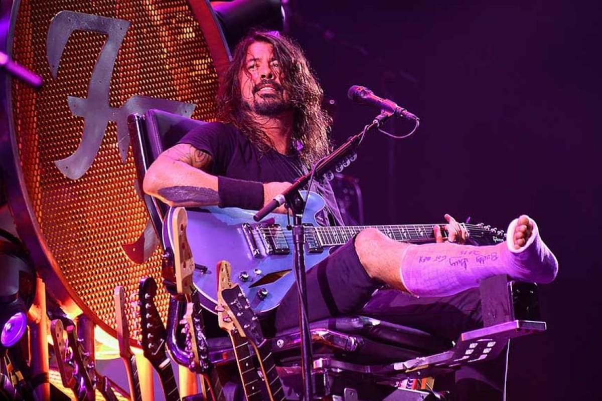 El líder de Foo Fighters tuvo varias caídas durante sus shows; incluso se quebró la pierna