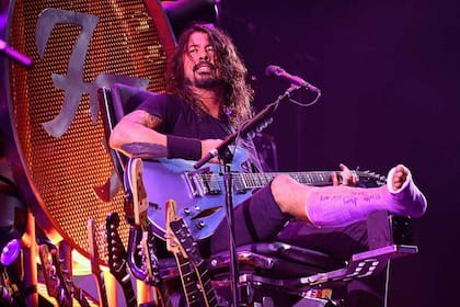 El líder de Foo Fighters tuvo varias caídas durante sus shows; incluso se quebró la pierna