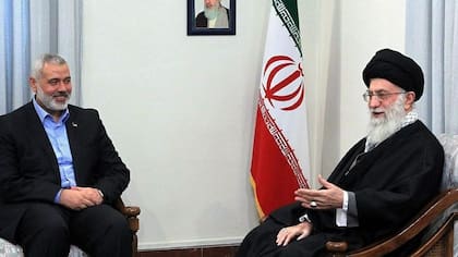 El líder de Hamas, Ismail Haniyeh, junto al líder supremo iraní Alí Khamenei, reunidos en Teherán en junio pasado
