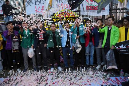 El líder de Indonesia destituye a los ministros de Finanzas y Seguridad tras protestas mortales