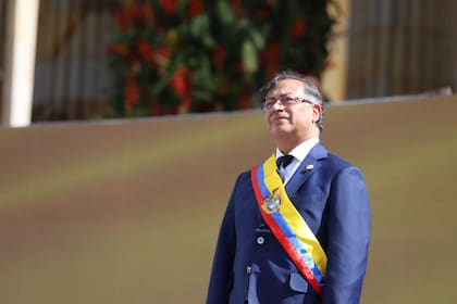 El líder de izquierda Gustavo Petro juró como presidente de Colombia