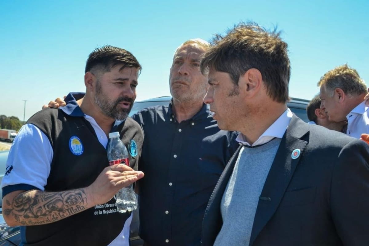 El líder de la barra brava de Estudiantes, Iván Tobar, junto a Julio Alak y Axel Kicillof, en un acto realizado en La Plata, en 2023