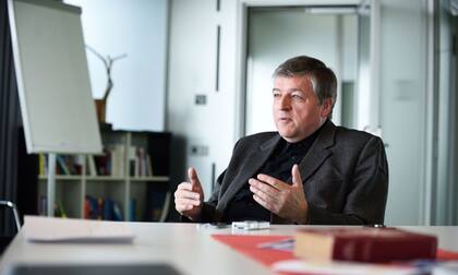 El líder de la Iniciativa de Párrocos, Helmut Schüller, mostró preocupación por el responsum emitido ayer y señaló que es completamente contrario a los gestos que ha tenido el Papa Francisco hacia la comunidad homosexual