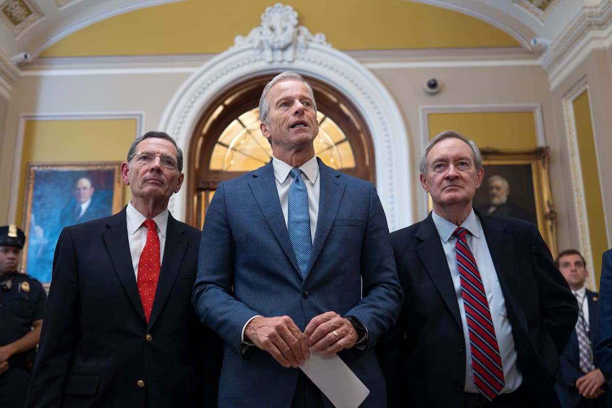 El líder de la mayoría del Senado de Estados Unidos, John Thune, acompañado por el senador John Barrasso, jefe de la bancada republicana, izquierda, y el presidente de la Comisión de Finanzas, Mike Crapo (AP Foto/J. Scott Applewhite)