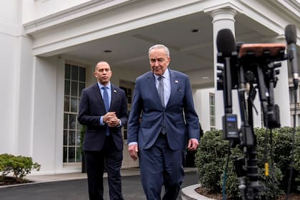 El líder de la minoría demócrata en el Senado Chuck Schumer (d) y el líder de la minoría demócrata en la Cámara de Representantes Hakeem Jeffries en la Casa Blanca en Washington el 27 de febrero del 2024. (AP foto/Andrew Harnik)