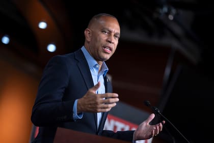 El líder de la minoría en la Cámara de Representantes, Hakeem Jeffries, demócrata de Nueva York, habla con periodistas en el Capitolio, en Washington