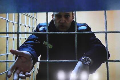 El líder de la oposición rusa Alexei Navalny habla por videoconferencia desde una prisión durante una audiencia judicial en Petushki, Rusia, el 28 de diciembre de 2021
