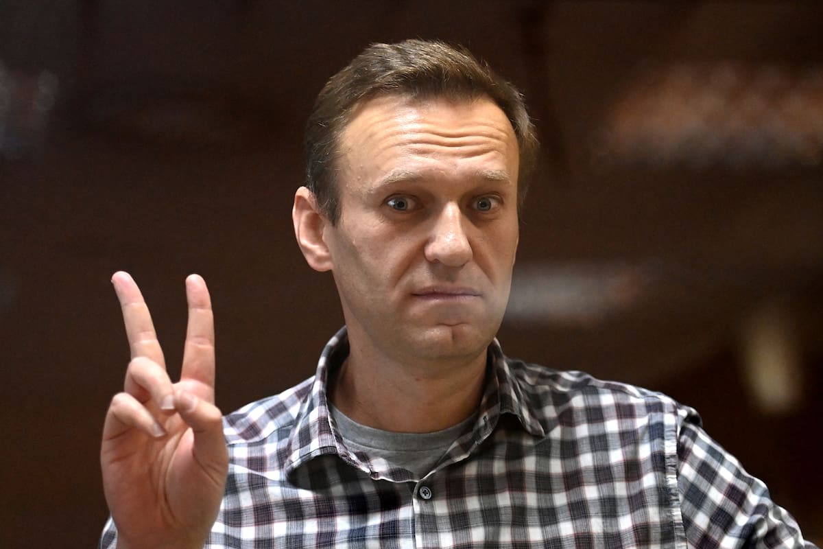 El líder de la oposición rusa, Alexei Navalny, se encuentra dentro de una celda de vidrio durante una audiencia judicial en el tribunal de distrito de Babushkinsky en Moscú el 20 de febrero de 2021